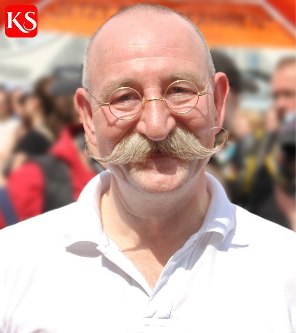 Horst Lichter Porträt mit Zwirbelbart und runder Brille