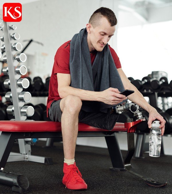 Mann trainiert mit Smartphone im Fitnessstudio – ai fitness
