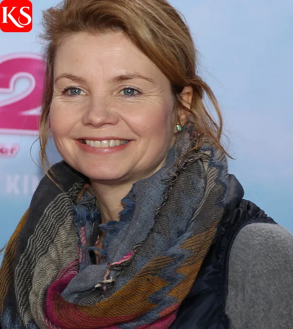 Annette Frier lächelt in die Kamera – Porträt der Merz-gegen-Merz-Darstellerin