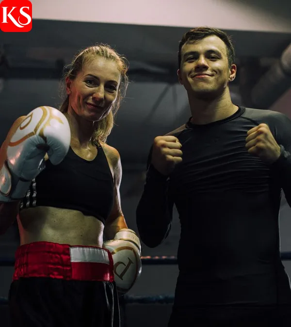 Boxerin mit Handschuhen im Training für einen Kampf wie bei Fame Fighting