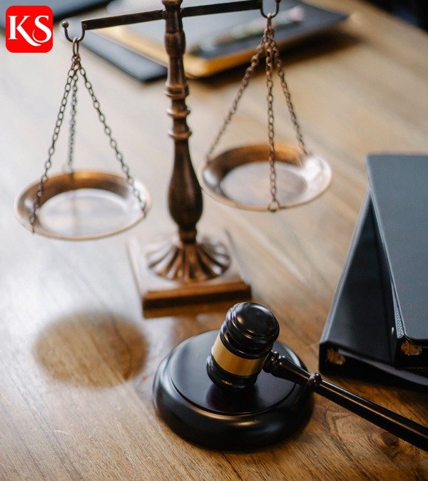 Christa Pike Prozess – Waage der Justitia und Richterhammer