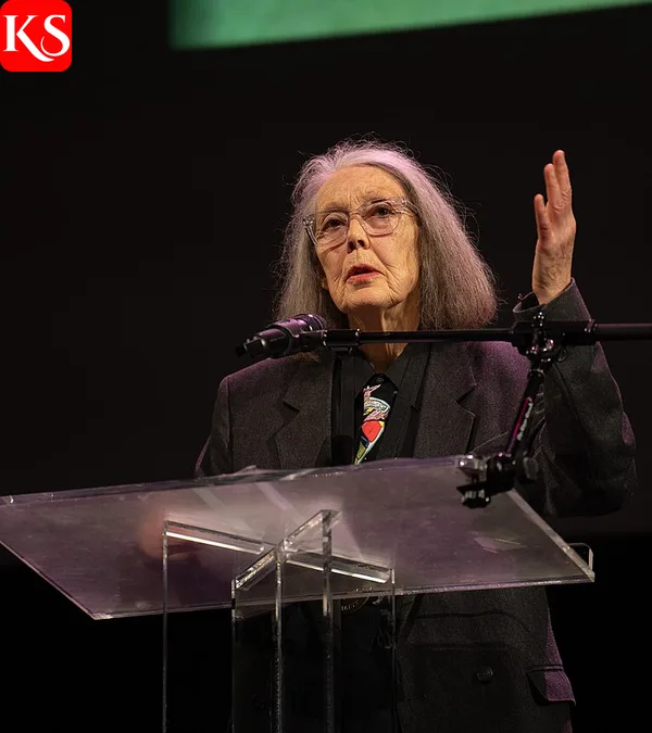 Anne Carson spricht bei einer Literaturveranstaltung – Biografie der Nobelpreisträgerin Anne Carson