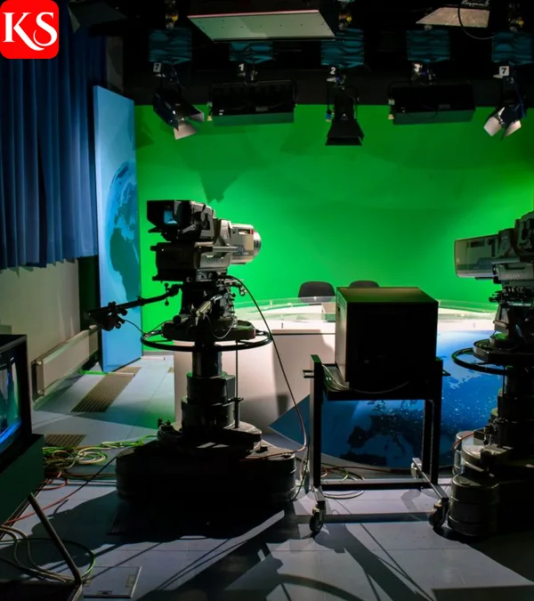 Modernes Fernseh-Nachrichtenstudio als Symbolbild für die Arbeit von Klaus Bresser beim ZDF