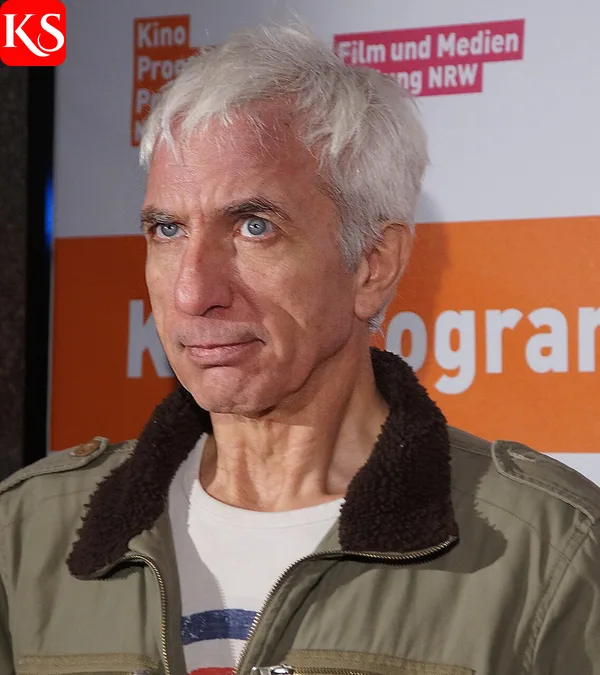Ralf Richter mit weißem Haar und Jacke bei einer Filmveranstaltung in Nordrhein-Westfalen