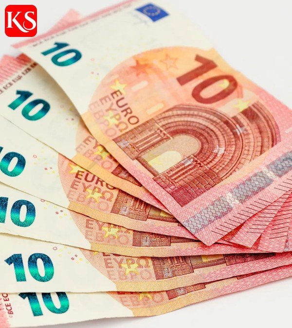 Euro-Banknoten als Symbol für das auf 53,7 Milliarden Euro geschätzte Vermögen von Dieter Schwarz