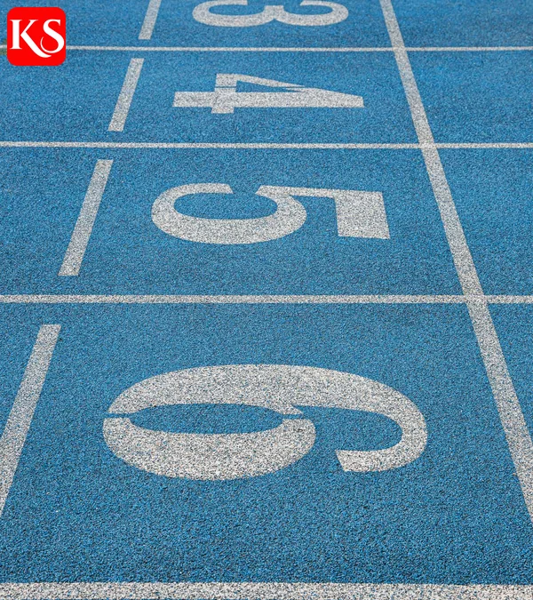 Blaue Leichtathletik-Bahn mit nummerierten Bahnen – Erinnerung an Anna Krafts Zeit als Sprinterin beim TSV Bayer 04 Leverkusen