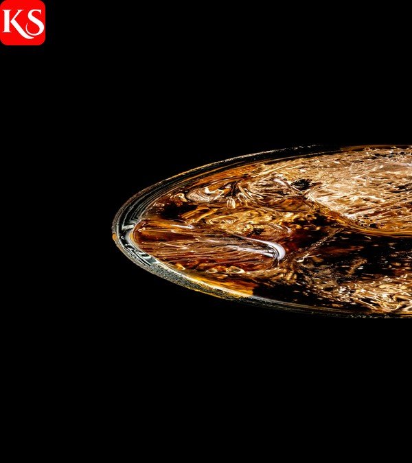 Glas Zero-Cola mit Eiswürfeln in Nahaufnahme