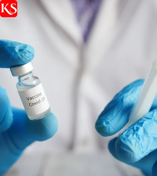 Nahaufnahme von Händen mit Handschuhen, die Fläschchen und Spritze für die RSV Impfung vorbereiten