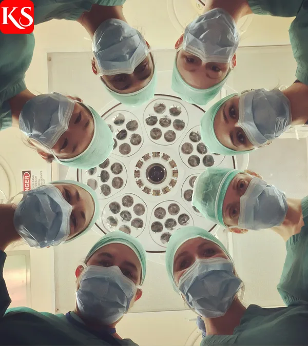 OP-Team mit Hauben und Mundschutz bei der Behandlung einer Sepsis im Krankenhaus – Sepsis Symptome früh erkennen