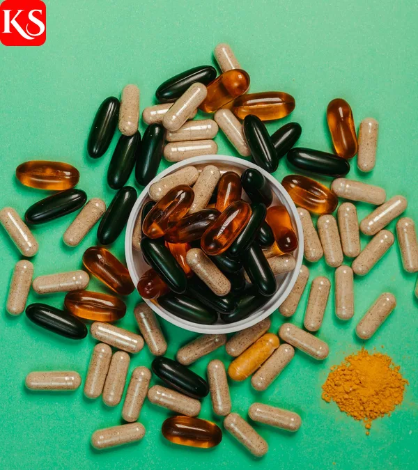 Nahrungsergänzungskapseln in einer Schale als Präparate bei nachgewiesenem Vitamin D Mangel