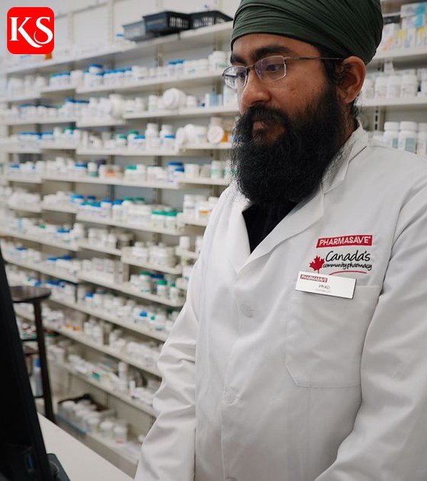 Apotheker an der Theke einer Versandapotheke – Kerngeschäft hinter der DocMorris Aktie
