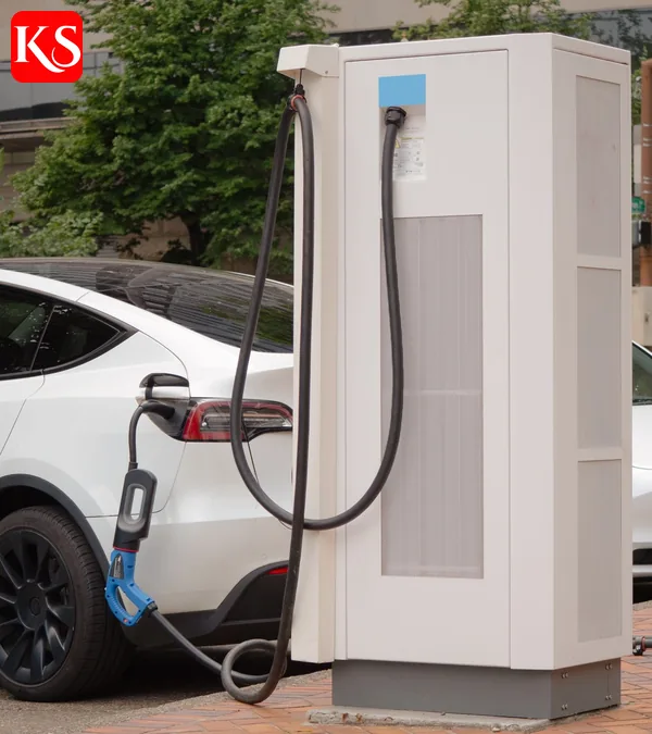 E Auto Prämie 2026 – weißes Elektroauto lädt an einer Schnellladesäule