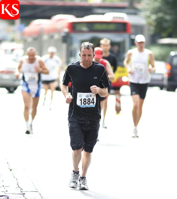 Läufer mit Startnummer 1884 bei einem Stadtmarathon – Training für den köln marathon 2026