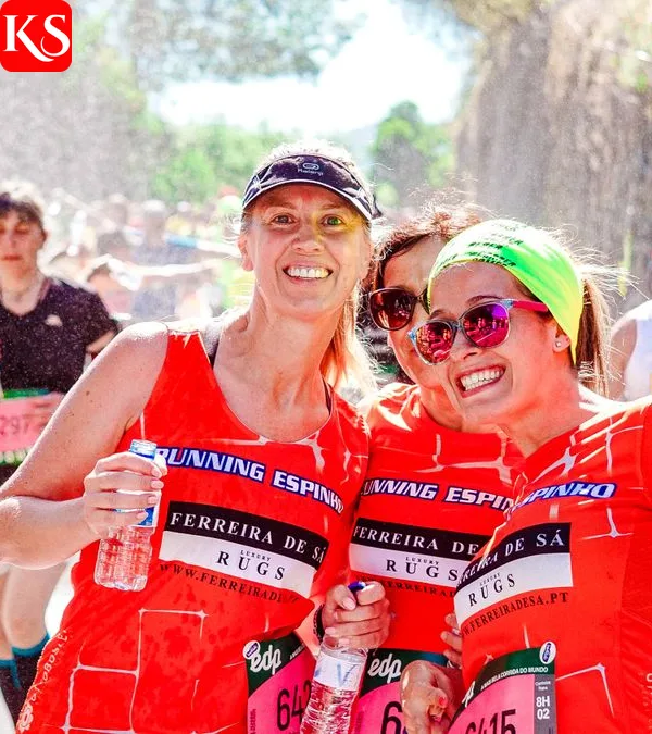 Läuferinnen nach einem Rennen – Erholung und Freude gehören zum Trainingsplan Halbmarathon dazu.
