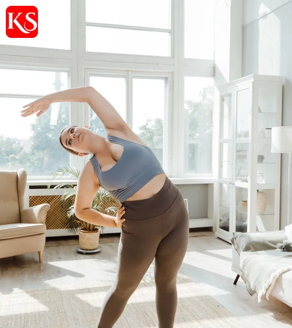 Frau macht eine Dehnübung aus dem 7 Minuten Workout zu Hause