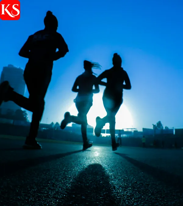 Läufer trainieren bei Sonnenaufgang für den Marathon München
